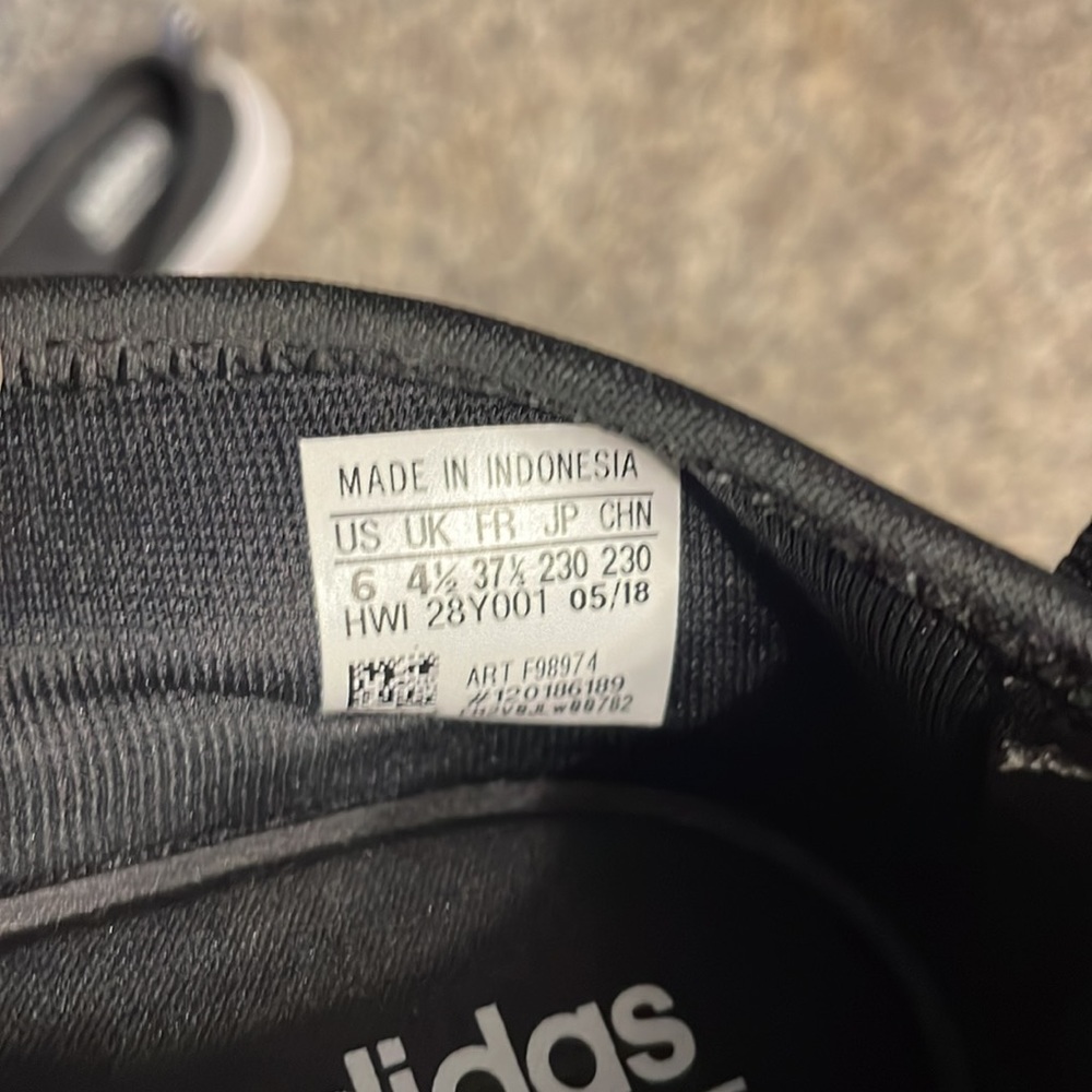Women’s adidas shoes slip on size 6 - Picture 5 of 5